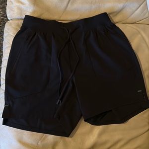 Lululemon License to Train Linerless Short 5"
Black size small | only worn once